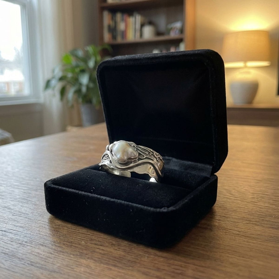 Vintage White Stone Silver Wavy Ring